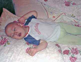 ребёнок  с  умственной  отсталостью  в  кровати